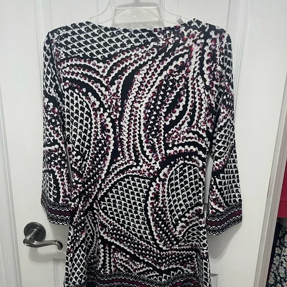 White House Black Market Fitted Graphic Blouse with Cuffed 3/4 Sleeves - Picture 7 of 11